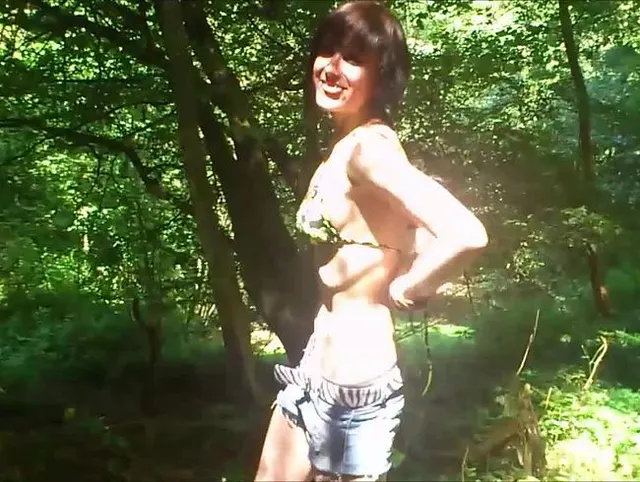 Kinkycat streunt rollig durch den Wald